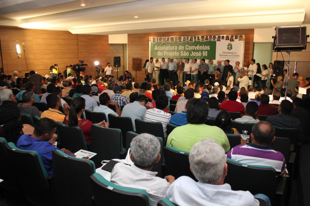 Foram assinados 40 convênios durante a solenidade (Foto: Marcel Bezerra)