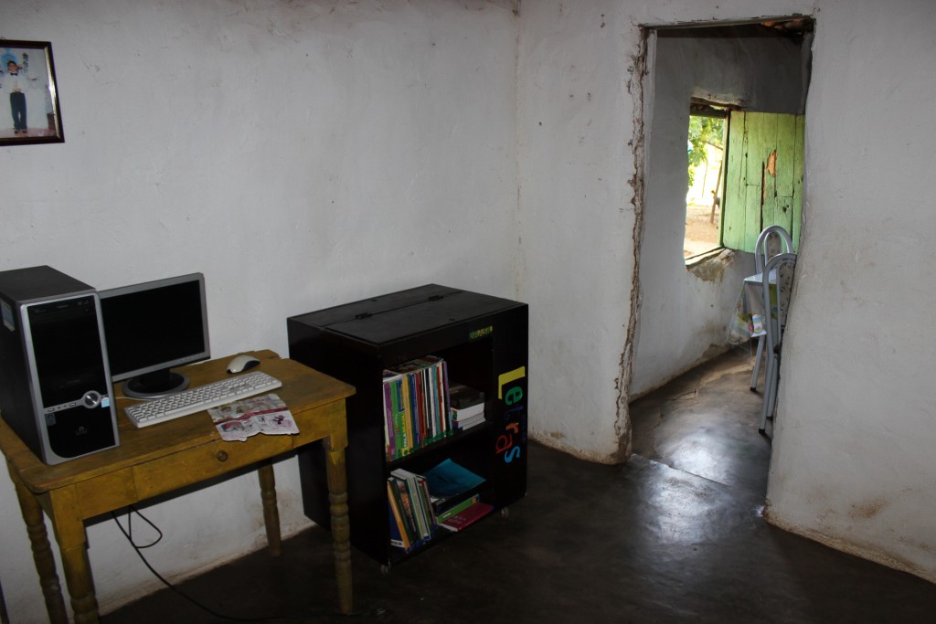 Biblioteca e computador do projeto Arca das Letras