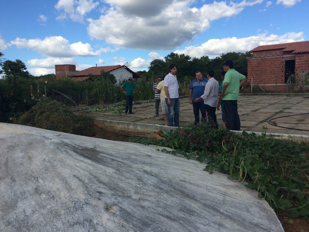 Cisterna usa um calçadão para captar água da chuva para produção