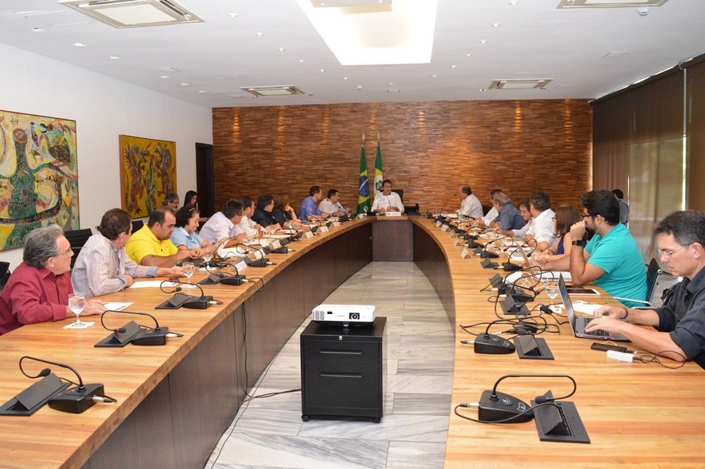 Fetraece reunida com o governador Camilo Santana e seus secretários