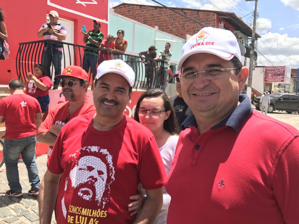 Deputado estadual Moisés Braz (PT) e o secretário de Finanças da Fetraece, Raimundo Martins, acompanharam a caravana em Banabuiú